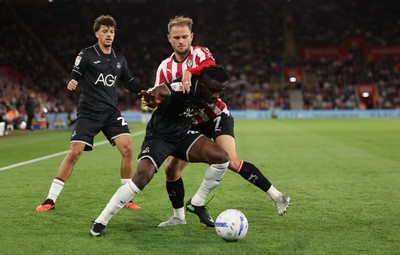 080926 - Southampton v Swansea City, EFL Sky Bet Championship - Joseph Opoku of Swansea City and Leo Scienza of Southampton compete for the ball