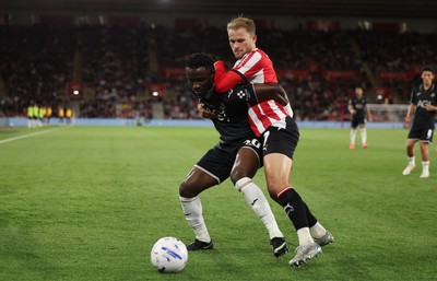 080926 - Southampton v Swansea City, EFL Sky Bet Championship - Joseph Opoku of Swansea City and Leo Scienza of Southampton compete for the ball