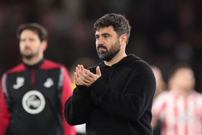 080926 - Southampton v Swansea City, EFL Sky Bet Championship - Swansea City head coach Vitor Matos applauds the fans at the end of the match
