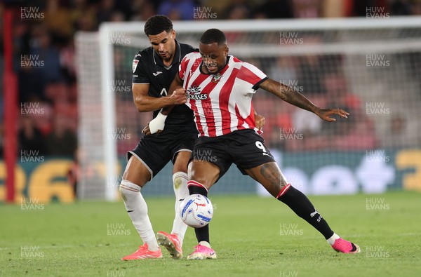 080926 - Southampton v Swansea City, EFL Sky Bet Championship - Ben Cabango of Swansea City and Cyle Larin of Southampton compete for the ball