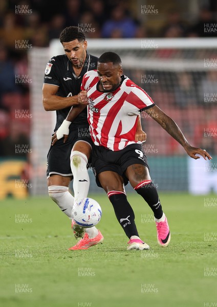 080926 - Southampton v Swansea City, EFL Sky Bet Championship - Ben Cabango of Swansea City and Cyle Larin of Southampton compete for the ball
