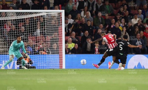 080926 - Southampton v Swansea City, EFL Sky Bet Championship - Cyle Larin of Southampton beats Swansea City goalkeeper Lawrence Vigouroux to score the second goal