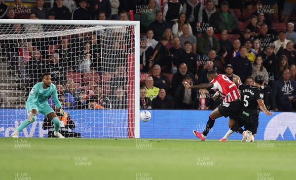 080926 - Southampton v Swansea City, EFL Sky Bet Championship - Cyle Larin of Southampton beats Swansea City goalkeeper Lawrence Vigouroux to score the second goal