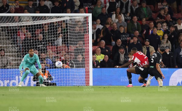 080926 - Southampton v Swansea City, EFL Sky Bet Championship - Cyle Larin of Southampton beats Swansea City goalkeeper Lawrence Vigouroux to score the second goal