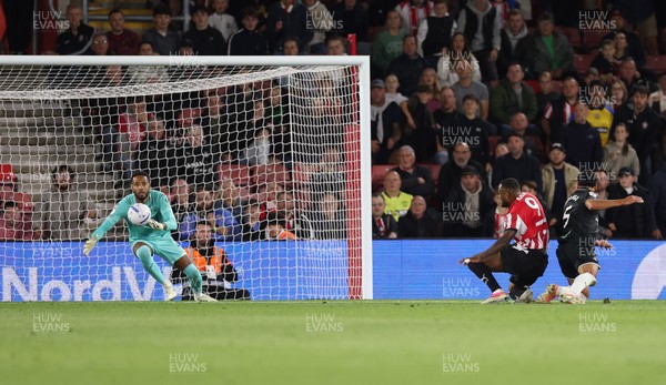 080926 - Southampton v Swansea City, EFL Sky Bet Championship - Cyle Larin of Southampton beats Swansea City goalkeeper Lawrence Vigouroux to score the second goal
