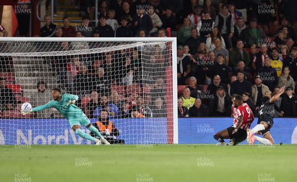 080926 - Southampton v Swansea City, EFL Sky Bet Championship - Cyle Larin of Southampton beats Swansea City goalkeeper Lawrence Vigouroux to score the second goal