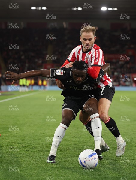 080926 - Southampton v Swansea City, EFL Sky Bet Championship - Joseph Opoku of Swansea City and Leo Scienza of Southampton compete for the ball