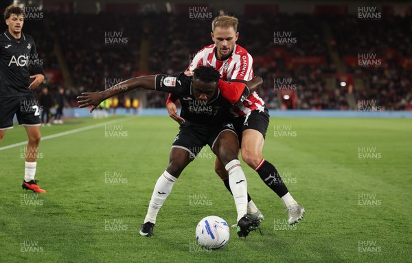 080926 - Southampton v Swansea City, EFL Sky Bet Championship - Joseph Opoku of Swansea City and Leo Scienza of Southampton compete for the ball