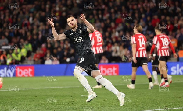 080926 - Southampton v Swansea City, EFL Sky Bet Championship - Zan Vipotnik of Swansea City celebrates after he scores from the penalty spot