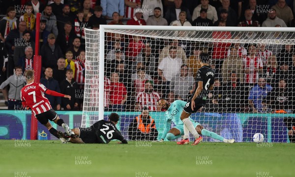 080926 - Southampton v Swansea City, EFL Sky Bet Championship - Leo Scienza of Southampton shoots to score the third goal