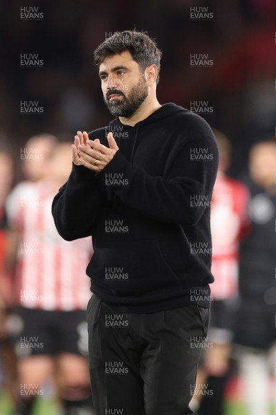 080926 - Southampton v Swansea City, EFL Sky Bet Championship - Swansea City head coach Vitor Matos applauds the fans at the end of the match