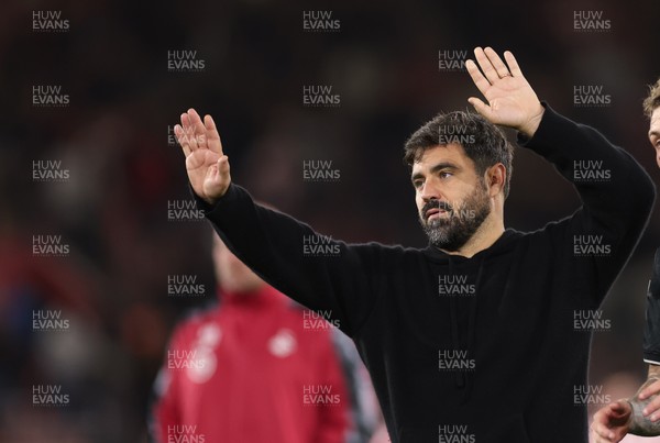 080926 - Southampton v Swansea City, EFL Sky Bet Championship - Swansea City head coach Vitor Matos applauds the fans at the end of the match
