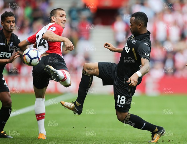 120817 - Southampton v Swansea City, Premier League - Jordan Ayew of Swansea City and Oriol Romeu of Southampton compete for the ball