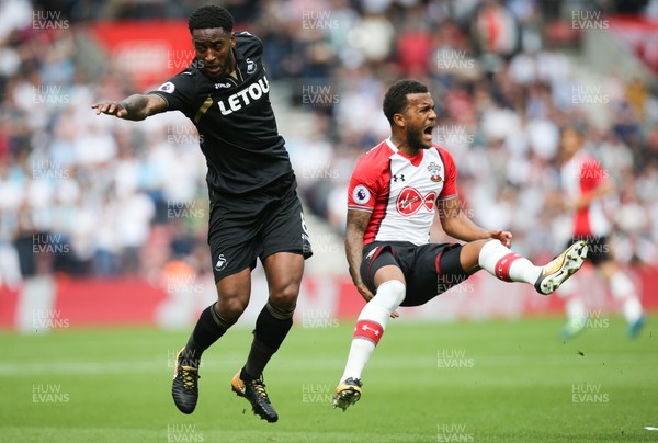 120817 - Southampton v Swansea City, Premier League - Leroy Fer of Swansea City wins the ball from Ryan Bertrand of Southampton