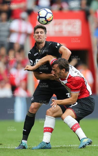 120817 - Southampton v Swansea City, Premier League - Federico Fernandez of Swansea City and Manolo Gabbiadini of Southampton compete for the ball