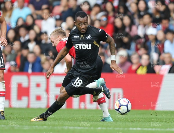 120817 - Southampton v Swansea City, Premier League - Jordan Ayew of Swansea City looks to press forward