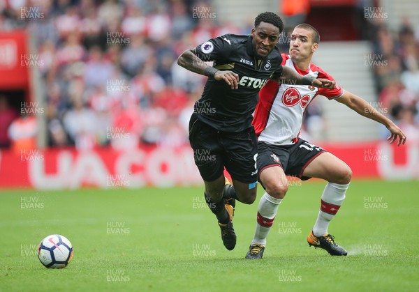 120817 - Southampton v Swansea City, Premier League - Leroy Fer of Swansea City is challenged by Oriol Romeu of Southampton