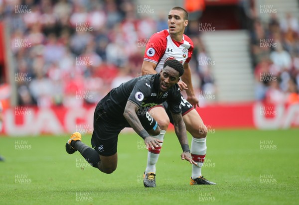 120817 - Southampton v Swansea City, Premier League - Leroy Fer of Swansea City is challenged by Oriol Romeu of Southampton