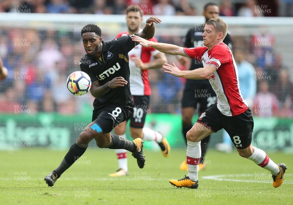 120817 - Southampton v Swansea City, Premier League - Leroy Fer of Swansea City holds off the challenge from Steven Davis of Southampton