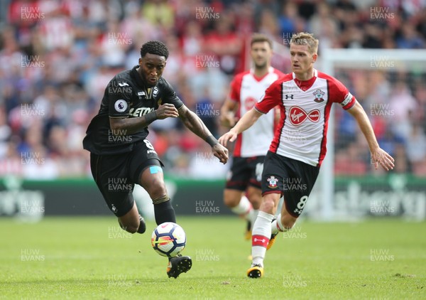 120817 - Southampton v Swansea City, Premier League - Leroy Fer of Swansea City holds off the challenge from Steven Davis of Southampton