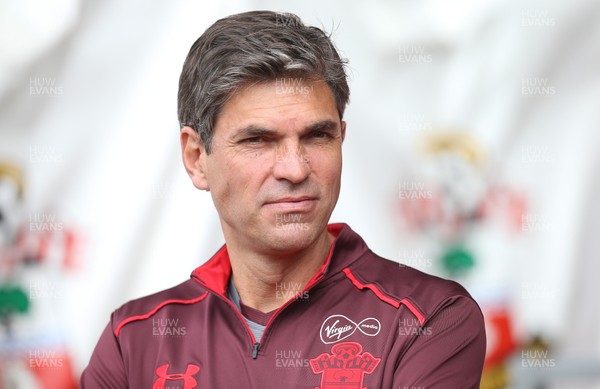 120817 - Southampton v Swansea City, Premier League - Southampton manager Mauricio Pellegrino at the start of the match