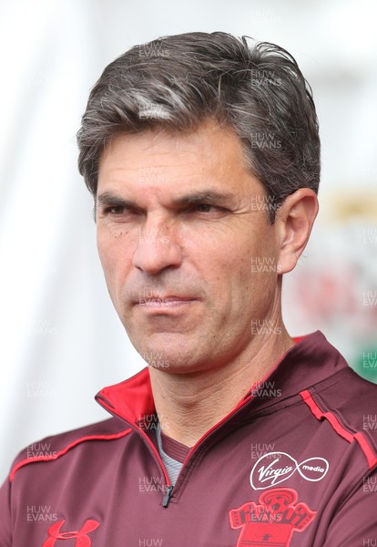 120817 - Southampton v Swansea City, Premier League - Southampton manager Mauricio Pellegrino at the start of the match