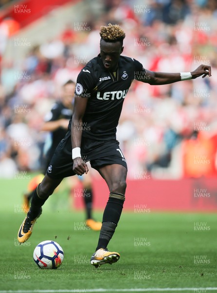 120817 - Southampton v Swansea City, Premier League - Tammy Abraham of Swansea City shoots at goal