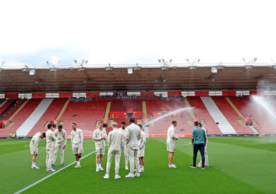 181025 - Southampton v Swansea City - Sky Bet Championship - Swansea players arrive and check out the pitch pre-game