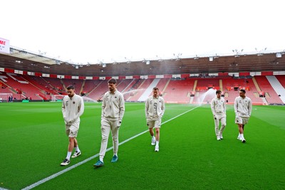181025 - Southampton v Swansea City - Sky Bet Championship - Swansea players arrive and check out the pitch pre-game