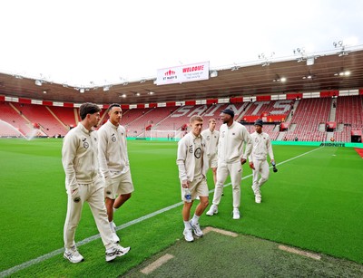 181025 - Southampton v Swansea City - Sky Bet Championship - Swansea players arrive and check out the pitch pre-game