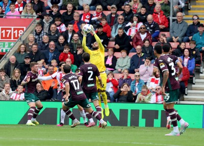 181025 - Southampton v Swansea City - Sky Bet Championship - Lawrence Vigouroux of Swansea City takes a high ball