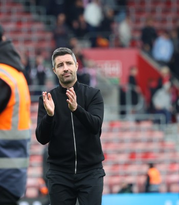 181025 - Southampton v Swansea City - Sky Bet Championship - Alan Sheehan, manager of Swansea City applauds fans