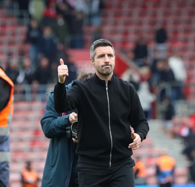 181025 - Southampton v Swansea City - Sky Bet Championship - Alan Sheehan, manager of Swansea City applauds fans