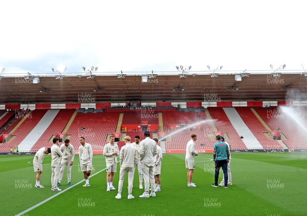 181025 - Southampton v Swansea City - Sky Bet Championship - Swansea players arrive and check out the pitch pre-game