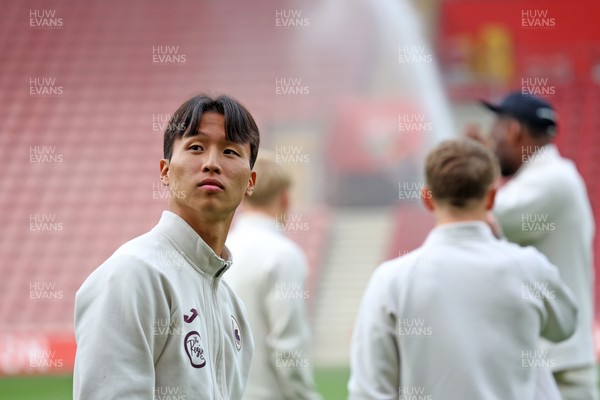 181025 - Southampton v Swansea City - Sky Bet Championship - Swansea players arrive and check out the pitch pre-game