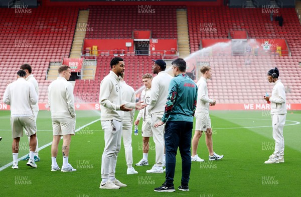 181025 - Southampton v Swansea City - Sky Bet Championship - Swansea players arrive and check out the pitch pre-game