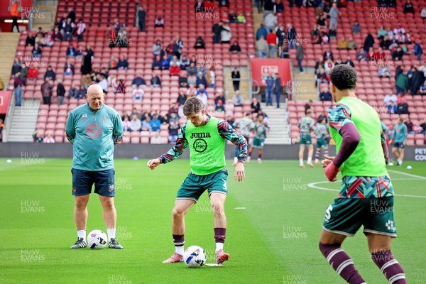 181025 - Southampton v Swansea City - Sky Bet Championship - Swansea players warm up