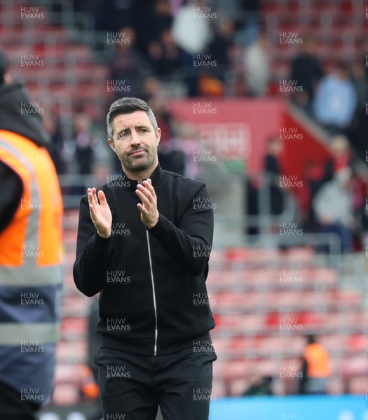 181025 - Southampton v Swansea City - Sky Bet Championship - Alan Sheehan, manager of Swansea City applauds fans