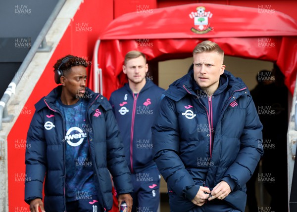 261223 - Southampton v Swansea City - Sky Bet Championship - Swansea players check out the pitch on arrival