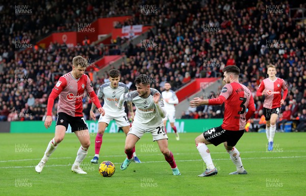 261223 - Southampton v Swansea City - Sky Bet Championship - Swansea's Liam Cullen on the attack