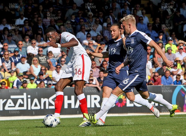 060816 - Southend United FC vs Gillingham FC -  EFL SkyBet League 1 -Emmanuel Osadebe of Gillingham scores their 3rd goal