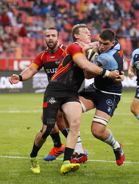 280919 - Isuzu Southern Kings v Cardiff Blues - Guinness PRO14 -  Seb Davies of the Cardiff Blues (R) wrestles for the the ball 
