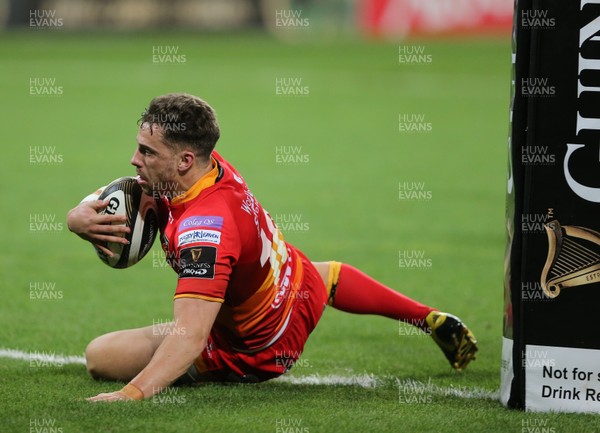 020318 - Southern Kings v Dragons - Guinness PRO14 -  Dorian Jones of Dragons scores a try