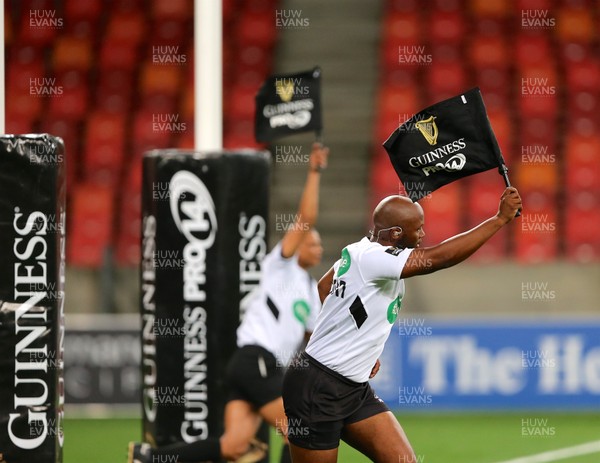 020318 - Southern Kings v Dragons - Guinness PRO14 -  Touch judges signal successful kick