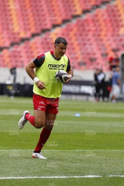 261117 - Southern Kings v Scarlets - Guinness PRO14 -   Mike Phillips of Scarlets at the warmup