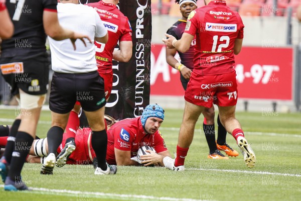 261117 - Southern Kings v Scarlets - Guinness PRO14 -   Tadhg Beirne of Scarlets scores a try