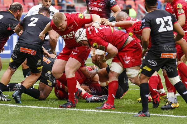 261117 - Southern Kings v Scarlets - Guinness PRO14 -   Will Boyde of Scarlets (R) helps to drive the ball forward