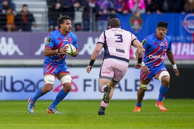 061225 - Stade Francais v Cardiff Rugby - EPCR Challenge Cup - Ryan Chapuis of Paris takes on Sam Wainwright of Cardiff (3)