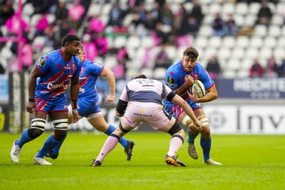 061225 - Stade Francais v Cardiff Rugby - EPCR Challenge Cup - Setareki Turagacoke of Stade Francais and Juan Martin Scelzo of Stade Francais take on George Nott of Cardiff 
