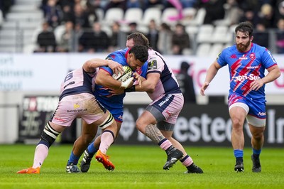 061225 - Stade Francais v Cardiff Rugby - EPCR Challenge Cup - Braxton Asi of Stade Francais is tackled by Alun Lawrence of Cardiff (L)